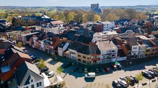 Charmante instapklare starterswoning in het hart van Scherpenheuvel<br />Op zoek naar een gezellige woning op een toplocatie? Deze instapklare starterswoning is ideaal voor jonge koppels en bevindt zich in het bruisende centrum van Scherpenheuvel, op slechts 150 meter van de prachtige basiliek. Hier woont u midden in een levendige omgeving met tal van gezellige cafés en restaurants binnen handbereik.<br /><br />De woning beschikt momenteel over twee volwaardige slaapkamers, met de mogelijkheid om een derde slaapkamer te creëren – perfect voor wie nood heeft aan extra ruimte of een thuisbureau.<br /><br />Binnenin is de woning leuk en smaakvol ingericht, waardoor u zich er meteen thuis voelt. Bovendien zijn er nieuwe radiatoren geplaatst en werd er recent een condensatieketel geïnstalleerd, wat zorgt voor een efficiënte en comfortabele verwarming (EPC: D). geen renovatie plicht!<br /><br />Parkeren kan eenvoudig met een bewonerskaart, en er is een laadpaal aanwezig op het openbaar domein vlak voor de woning – een extra troef voor elektrische rijders.<br /><br />Kortom, een ideale woning voor starters of jonge koppels die centraal en comfortabel willen wonen in een levendige en historische omgeving. Op heilige grond😊<br /><br />Om privé redenen zijn er geen foto’s beschikbaar binnen in de woning.<br /><br />Interesse? Neem snel contact op voor een bezoek!<br /> 