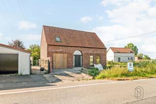 <p><span><strong>Opportunité : MAISON EN GROS ŒUVRE à aménager, offrant de nombreuses possibilités de finition !</strong> Cette construction ouverte constitue la base idéale pour aménager la maison de vos rêves entièrement selon vos goûts et votre budget. Grâce à son emplacement dégagé et à son jardin orienté vers la droite, vous profiterez d’espace, de lumière et d’innombrables possibilités.</span></p><p><span><strong>AGENCEMENT :</strong></span><span><br />Hall d'entrée, vaste pièce à vivre, cuisine, débarras et garage intégré. Au premier étage se trouvent 3 chambres et une salle de bains. Il est également possible d'aménager les combles en espace de rangement supplémentaire ou en atelier de loisirs.</span></p><p><span><strong>Qu’est-ce qui rend cette maison unique ?</strong></span><span><br />♦ Construction ouverte offrant</span><span>un</span><span>grand</span><span>potentiel<br />♦ Fenêtres en PVC à double vitrage déjà</span><span>installées<br />♦ Jardin orienté vers la droite avec</span><span>un</span><span>agréable</span><span>espace extérieur<br />♦ Maison à finir entièrement selon vos propres souhaits et votre style</span></p><p><span><strong>À qui cette maison convient-elle le mieux ?</strong></span><span><br />♦ À ceux qui souhaitent aménager une maison entièrement selon leurs goûts.</span><span><br />♦ Aux familles à la recherche d’une maison spacieuse dans un lotissement ouvert.</span><br /><span>♦ Pour les bricoleurs ou les constructeurs qui souhaitent réaliser leur propre projet immobilier.</span></p><p><span>Visite sur rendez-vous avec <strong>Immo Beguin</strong>, votre expert immobilier depuis 2009.</span><span><br />✉️ </span><span><strong>emmy@immobeguin.be</strong></span></p>