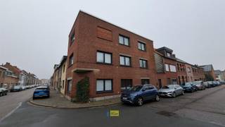 In een klein appartementsgebouw bieden wij u dit prima onderhouden gelijkvloers appartement met 1 grote slaapkamer en grote binnenplaats/koer...