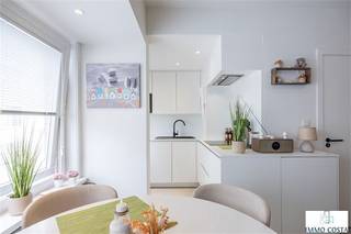 Volledig gerenoveerd appartement met zijdelings zeezicht en als indeling : woonkamer met open keuken, aparte slaaphoek met tweepersoonsbed en maatkasten, badkamer met hangtoilet, douche en lavabomeubel, kleine berging. Het appartement is totaal gerenoveerd : volledig nieuwe ondergrondse leidingen, nieuwe conforme elektrische installatie, vernieuwde keuken en maatwerk van Maison M, badkamer, vloeren, inbouwspots, brandwerende inkomdeur. Prachtig volledig instapklaar en gemeubeld appartement op enkele minuten wandelafstand van het nieuwe Casino. Het appartement is volledig conform om te verhuren op jaarbasis of als vakantieappartement. Goed onderhouden gebouw waarvan de voorgevel vernieuwd werd in 2005 en in 2016 werd een volledig nieuwe stookinstallatie geplaatst op gas. Het appartement is nog verhuurd tot 30/11/2025, bezoek op afspraak. Topaanbieding.