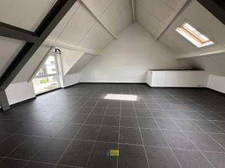 <p><span>Energiezuinig loftappartement van 117m² op de 2de verdieping met 1 slaapkamer, zolderberging/kamer, groot zonnig terras en achterliggende autostaanplaats. </span></p><p><span> </span></p><p><span>Indeling:</span></p><p><span> </span></p><p><span>Leefruimte (68m²) op tegels voorzien van kasten, volledig geïnstalleerde open keuken met AEG toestellen, badkamer met lavabo en douche, berging/wasplaats, slaapkamer met ingemaakte kasten, zolderberging met veluxraam of kleine kamer, groot zonnig terras op bankirai van 60m². </span></p><p><span> </span></p><p><span>Troeven:</span></p><p><span> </span></p><p><span>+ ruim loftappartement van 117m²</span></p><p><span>+ energielabel B (138 kWh/(m² jaar)</span></p><p><span>+ vloerverwarming</span></p><p><span>+ groot zonnig terras</span></p><p><span>+ veel lichtinval</span></p><p><span>+ lage algemene kost</span></p><p><span>+ ook ideaal als investering</span></p><p><span> </span></p><p><span>Kom niet 'TE LAET' en maak een afspraak via <span>info@immodelaet.be</span></span><span> of 03/644.00.88! </span></p><p><span> </span></p><p><span> </span></p><p><span> </span></p>