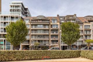 Op zoek naar ruimte, licht én een centrale ligging middenin de winkelstraat van Nieuwpoort? Dan is dit een echte voltreffer! Met een bewoonbare oppervlakte van maar liefst 114m² biedt dit appartement plaats in overvloed, en dat op een boogscheut van alle winkels, de bakker en de gezellige terrasjes.<br /><br />Eénmaal binnen valt meteen de lichtrijke living op, die uitgeeft op het ruime zuidgerichte terras van 6m². Hier kan u de hele dag door van de zon genieten, met bovendien een leuk zicht op het groene pleintje voor de deur. Een streepje groen zo centraal gelegen, dat is niet vanzelfsprekend!<br /><br />Met 3 volwaardige slaapkamers, 2 badkamers en 2 toiletten biedt dit appartement voldoende ruimte voor een gezin of voor wie regelmatig bezoek over de vloer krijgt. Ook aan het praktische werd gedacht: de aparte berging met plaats voor wasmachine en droogkast, de kelder die inbegrepen is bij het appartement, en de fietsenberging in het gebouw zelf. Wie met de wagen komt, kan bovendien een garage verwerven onder het plein voor de deur.<br /><br />Verhuizen zal u geen stress opleveren gezien het appartement volledig gemeubeld wordt aangeboden.<br /><br />Kortom: een ruim, lichtrijk en centraal gelegen appartement met alle troeven om er meteen van te genieten.<br /><br />EPC: 152.