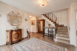 In een residentiële omgeving van Middelkerke, langs de Franciscus Dierendockstraat 10, bevindt zich deze ruime villa met een bewoonbare oppervlakte van 272 m² op een perceel van 544 m². De woning combineert royale volumes, een doordachte indeling en een aangename tuin rondom de woning.<br /><br />Bij het binnenkomen wordt u verwelkomd in een prachtige inkomhal die meteen het gevoel van ruimte benadrukt. Van hieruit bereikt u de lichtrijke leefruimte, waar grote raampartijen zorgen voor een aangename verbinding met de tuin. De verschillende leefzones bieden voldoende plaats voor een comfortabele zithoek en eetruimte.<br /><br />Aansluitend bevindt zich een aparte keuken met toegang tot de garage en de buitenruimte. Op het gelijkvloers beschikt de woning bovendien over een ruime slaapkamer met een ensuite badkamer voorzien van zowel een ligbad als een douche. Daarnaast is er een afzonderlijk gastentoilet en een extra kamer die vandaag ingericht is als dressing, maar zich perfect leent voor diverse invullingen.<br /><br />Via de elegante trap bereikt u de eerste verdieping. Hier bevinden zich nog vier volwaardige slaapkamers en een tweede badkamer, waardoor deze villa in totaal vijf slaapkamers telt en bijzonder geschikt is voor grotere gezinnen of wie op zoek is naar extra ruimte voor bureau, hobby of logeerkamers.<br /><br />Rondom de woning ligt een verzorgde tuin die geniet van een aangename oriëntatie en verschillende plekken biedt om in alle rust van het buitenleven te genieten. Een tuinhuis zorgt voor extra opbergruimte. De inpandige garage wordt aangevuld met een private parkeerplaats voor de woning.<br /><br />Met een EPC C beschikt deze villa over een solide energetische basis. Dankzij de ruime oppervlakte, de aanwezigheid van een slaapkamer op het gelijkvloers en de kwalitatieve structuur biedt deze eigendom een uitstekende basis voor wie op zoek is naar een ruime en stijlvolle woning op een rustige ligging in Middelkerke.<br /><br />Voor meer informatie of een bezoek kunt u contact opnemen met Inti op inti@immofrancois.be of 0499 74 89 74.<br /><br />