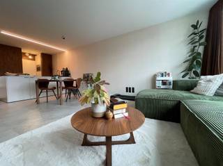 <p><span>Recent appartement in hartje centrum Dendermonde</span></p><p><span> </span></p><p><span>Dit recente, zeer lichtrijk appartement is echt een topper !</span></p><p><span>Gelegen op de eerste verdieping van een kleinschalig gebouw en met zich op de Oude Vest is dit unieke appartement een plaatje.</span></p><p><span> </span></p><p><span>Het project is opgetrokken in de beste materialen met oog voor klasse.</span></p><p><span> </span></p><p><span>Via een inkomhal met vestiairekast komt u in de ruime lichtrijke living met wijds uitzicht over de Oude Vest dmv een grote raampartij. De compleet ingerichte open luxueuze keuken is uitgerust met een kookeiland en kwaliteitsvolle toestellen zijn uiteraard allemaal voorzien (dampkap, fornuis, koelkast, combi-oven en vaatwasser). Een grote berging/wasplaats is aangrenzend aan de keuken. De slaapkamer situeert zich achteraan, evenals de aangrenzende badkamer met inloopdouche en badmeubel. Het toilet is separaat van de badkamer. Een zonneterras vindt u aan achterzijde van het gebouw.</span></p><p><span> </span></p><p><span>Verwarming wordt geleverd d.m.v. vloerverwarming.</span></p><p><span> </span></p><p><span>Beschikbaarheid</span><span>: 01/12/2026 | Gemeenschappelijke kosten: slechts € 30 per maand</span></p><p><span> </span></p><p><span>Grote troeven</span><span>: ligging, lichtinval door grote glaspartijen, uitzicht, kwaliteitsvolle materialen en een zeer laag verbruik van verwarming</span></p><p><span> </span></p><p><span>Inlichtingen of een bezoek ter plaatse contacteer Immo Twins 052/55.55.55 of info@immotwins.be</span></p><p><span> </span></p>