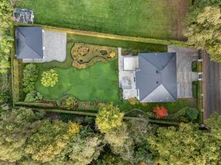 : Cette villa exclusive offre une combinaison unique d'élégance et de confort contemporain. Le jardin magnifiquement aménagé et clôturé complète parfaitement le tout. L'EPC a un score A de 41 kWh/(m2/an), ce qui rend cette spacieuse villa également économe en énergie. À Bokrijk, il est merveilleux de vivre en raison des bonnes connexions, du calme et du magnifique environnement verdoyant.<br /><br />Le hall d'entrée spacieux et lumineux avec un escalier en bois massif et plusieurs armoires sur mesure nous mène à un vaste espace de vie et de salle à manger. Cette zone peut être fermée avec une double porte coulissante en bois laqué et une structure en verre et acier qui divise cet espace magnifique de manière idéale. Toutes ces pièces de vie baignent dans la lumière grâce aux nombreuses fenêtres et offrent une vue dégagée sur le magnifique environnement verdoyant.<br />La cuisine contemporaine et campagnarde est entièrement équipée avec des appareils/finitions de haute qualité. Ensuite, il y a une salle à manger extra spacieuse qui est agréablement située au centre de la maison.<br />Derrière l'armoire sur mesure, il y a un débarras et une buanderie de qualité équivalente.<br />Les meubles sur mesure dans toute la maison ont la même qualité et esthétique, ce qui en fait le fil rouge de la maison. Cela crée un ensemble serein et élégant. La partie vie est dotée d'un beau parquet en chêne et d'un foyer au gaz central.<br />Adjacent à la salle de séjour, il y a une pièce multifonctionnelle très spacieuse qui sert actuellement de bureau. Si désiré, cet espace permet d'accueillir une nourrice ou un parent vivant.<br />Une fois à l'étage par l'impressionnant escalier/hall, il y a 4 chambres spacieuses dont la chambre principale avec dressing sur mesure et salle de bains extrêmement confortable. Chaque chambre est équipée de sa propre salle de bains. Le grenier spacieux, accessible par un escalier escamotable, offre un espace de rangement supplémentaire.<br /><br />Le garage au bout de l'allée est une maison à lui tout seul et peut accueillir 3 voitures.<br />La finition du garage est de la plus haute qualité, comme le reste de la propriété. À l'avant de la maison, il y a également suffisamment d'espace pour garer plusieurs voitures.<br /><br />Caractéristiques exceptionnelles :<br />- Très bon EPC A 41<br />- Propriété imposante et très solide<br />- Quartier résidentiel idéal<br />- Jardin entièrement aménagé, mature et facile d'entretien<br />- Propriété et terrain parfaitement proportionnés<br />- Système domotique<br />- Entièrement clôturé avec système de sécurité et d'accès<br />- Système d'irrigation<br /><br />Surface habitable source EPC