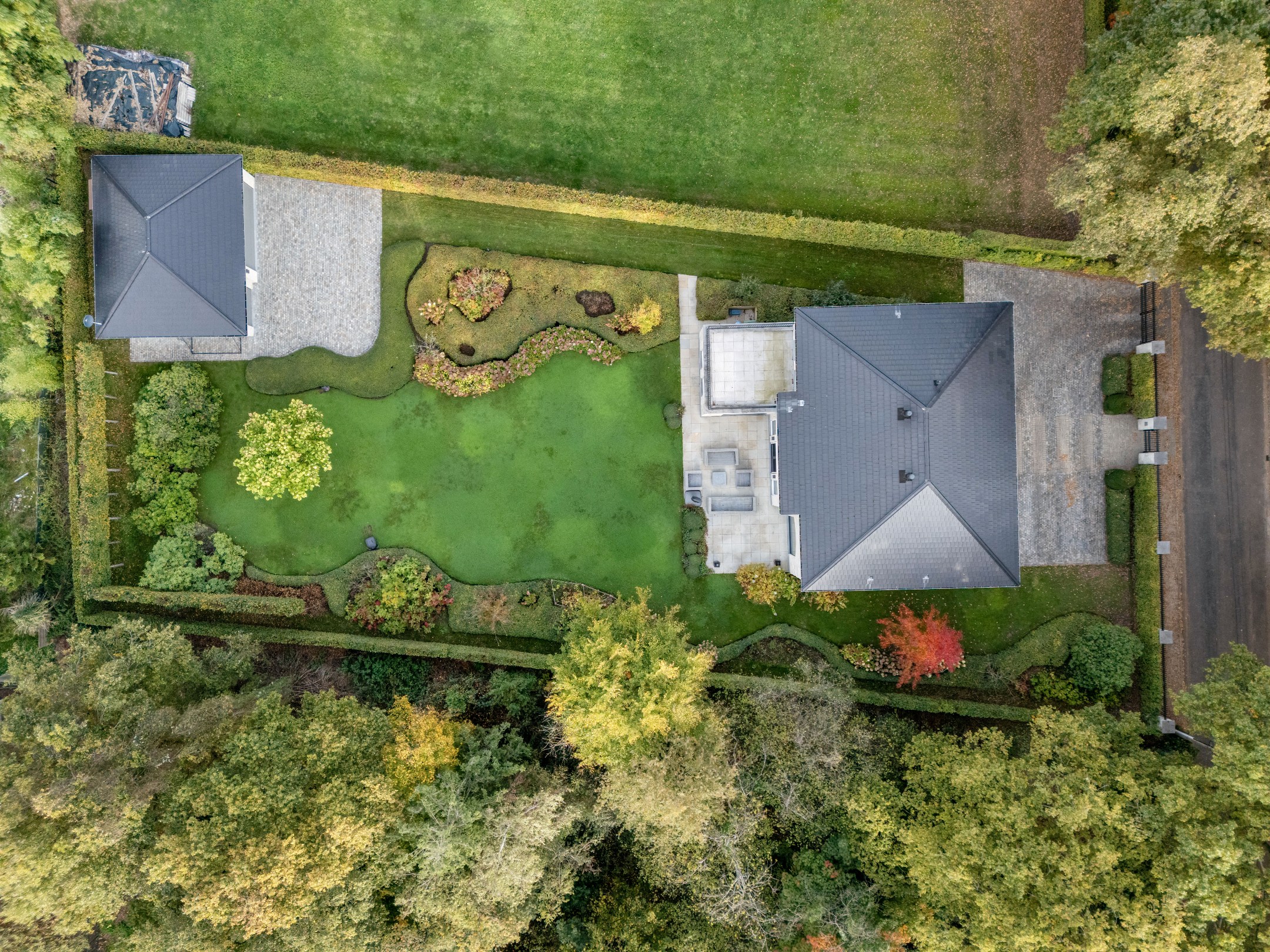 Exclusieve villa van +-397m² op een prachtig aangelegd en afgesloten terrein van 2058m² te Genk. - foto 2