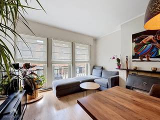 Centraal gelegen appartement op wandelafstand van winkels, markt, openbaar vervoer en de Leie. Het appartement omvat een inkomhal met...