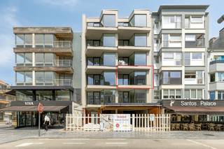 In de commerciële Zeelaan te Koksijde, vlakbij het strand, vinden we het nieuwbouwproject Residentie ZonZicht. Dit prachtig project bestaat uit 10 appartementen van zo'n 78m². Elk appartement heeft een lateraal zeezicht en 2 terrassen. <br /><br />Deze zongerichte doorloopappartementen, waaronder dit modelappartement, genieten van de volgende indeling:<br /><br />- Leefruimte met open geïnstalleerde keuken<br />- Terras aan de voorzijde<br />- Berging<br />- Douchekamer<br />- Apart toilet<br />- 2 slaapkamers<br />- Terras achteraan<br /><br />De appartementen worden allen hoogwaardig afgewerkt en voldoen aan de recentste normen. Zo voorziet men onder andere verwarming via warmtepomp en zijn er zonnepanelen aanwezig.<br /><br />De residentie beschikt eveneens over een ruime gemeenschappelijke fietsenstalling en beschikt over extra kelderbergingen.<br /><br />Interesse in deze appartementen te koop in het hartje van Koksijde-Bad? Aarzel dan zeker niet contact op te nemen met de dossierverantwoordelijk<br /><br />Bestuursmaatregelen in het maatregelenregister: nee