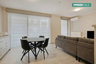 Ontdek dit instapklare en energiezuinige appartement met één slaapkamer en staanplaats, ideaal voor wie comfortabel en zorgeloos wil wonen. Het appartement beschikt over een lichtrijke leefruimte met aangename indeling, een moderne en volledig uitgeruste keuken, een ruime slaapkamer en een verzorgde badkamer.Dankzij de energiezuinige voorzieningen geniet u van een laag energieverbruik en optimaal wooncomfort. De staanplaats zorgt bovendien voor extra gemak en comfort.Gelegen op een gunstige locatie, in de nabijheid van winkels, openbaar vervoer en belangrijke invalswegen, combineert dit appartement een rustige woonomgeving met een uitstekende bereikbaarheid. Perfect als eigen woonst, startersappartement of interessante investering.