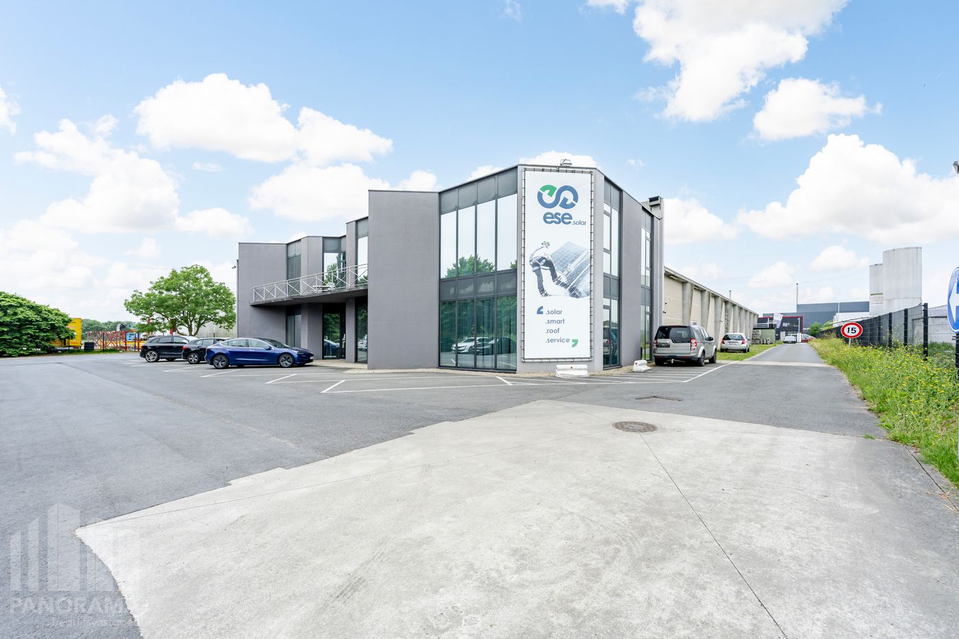 Duurzaam en hoogwaardig bedrijfsgebouw met magazijn, kantoren en uitgebreide laadinfrastructuur op toplocatie langs de E40 - foto 5
