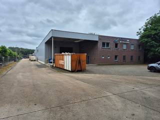 In Dilsen-Stokkem, op het industrieterrein van Rotem, is dit bedrijfspand (bouwjaar 2006) met een oppervlakte van +/-1.660 m² op een perceel van 18a87ca beschikbaar. Aan de voorzijde van het gebouw is parkeerruimte voor een tiental wagens voorzien, met daarnaast bijkomende parkeermogelijkheden aan de zijkant van het pand. <br /><br />Het magazijn heeft een oppervlakte van 800m² (80m x 20m) en beschikt naast een tussenvloer van 560m² ook over een luifel van 100m². Het kantoor is verdeeld over 2 bouwlagen van elk 150m² beschikt naast kantoren ook over sanitair, kleedruimtes met douches, een kitchenette en een EHBO-lokaal.<br /><br />Het gebouw is uitgerust met een personenlift en wordt verwarmd via radiatoren op aardgas, aangevuld met gasgestookte hete luchtblazers in de bedrijfshal. De bedrijfshal beschikt over daglichtstraten, 2 sectionale poorten en de vrije hoogte bedraagt maximaal 6m. Het pand beschikt over een PV-installatie (12,8Kw-piek) met groene-stroomcertificaten die nog lopen tot 2029.<br /><br />De elektrische installatie is conform. Het kantoor heeft EPC-label A. <br /><br />Vg - Gmo - Gvv - Igb/WgLk - Gvkr<br /><br />Voor meer info of een bezichtiging kan u ons contacteren op 011/39.90.50 of info@jansenrealestate.be