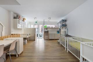 Indeling:- Gelijkvloers: ca. 110 m² open ruimte, naar wens in te richten- Ruime, vernieuwde open keuken- Praktische berging- Apart toilet- Vooraan...