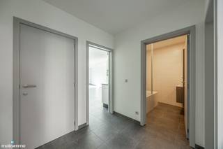 <span>INSTAPKLAAR APPARTEMENT MET 2 SLAAPKAMERS, RUIM TERRAS EN AUTOSTAANPLAATS IN HET CENTRUM VAN BILZEN</span><br /><br /><span>Dit instapklare appartement vinden we terug aan de Brugstraat 33 bus 1 te Bilzen. Door haar centrale ligging in het centrum zijn alle voorzieningen zoals winkels, scholen, restaurants en het station op wandelafstand gelegen. Daarnaast zijn de autostrades vlakbij waardoor omliggende steden vlot bereikbaar zijn.</span><br /><br /><span>Het appartement is gelegen op de eerste verdieping en is bereikbaar via de trap, er is geen lift aanwezig.</span><br /><span>De indeling is als volgt:</span><br /><span>- Inkomhal. </span><br /><span>- Woonkamer met open keuken. De keuken is voorzien van een inbouwkoelkast, keramische kookplaat met afzuigkap, combi-oven en een vaatwasser.</span><br /><span>- Berging met aansluiting voor het wasmachine.</span><br /><span>- 2 slaapkamers.<br />- Badkamer. De badkamer is voorzien van een enkele lavabo en een bad-douche combinatie.</span><br /><span>- Toilet.</span><br /><span>- Ruim zongericht terras.</span><br /><br /><span>Er zijn geen gemeenschappelijke kosten voor dit appartement.</span><br /><span>Het appartement is voorzien van een autostaanplaats en een buitenberging.</span><br />De lampen en gordijnen zichtbaar op de foto's blijven aanwezig.<br /><br /><span>Wilt u graag een bezichtiging inplannen voor dit instapklare appartement met een voortreffelijke ligging? Contacteer ons dan vrijblijvend via <span>info@matisimmo.be</span></span><span>.</span>