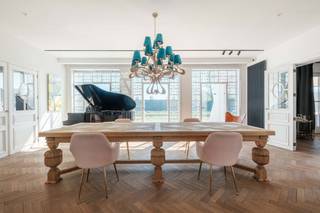 La villaCette villa rénovée datant de 1942 est située sur un terrain calme de 51 hectares. La maison dégage un charme classique associé à un...