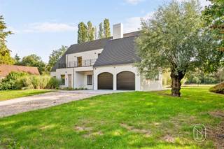Op zoek naar een uitzonderlijk ruime villa te koop in Aalter? Ontdek deze eigentijdse woning met maar liefst 482 m² woonoppervlakte, vijf slaapkamers, een ruime garage en een prachtig zuidgerichte tuin. Gelegen in een rustige en groene omgeving, op een toplocatie, combineert deze villa ruimte, comfort en een hoogwaardige afwerking.Bij het binnenkomen wordt u verwelkomd in de imposante inkomhal, die meteen het ruimtelijke karakter van de woning benadrukt. Van hieruit bereikt u de lichtrijke eet- en leefruimte, waar de grote raampartijen zorgen voor een overvloed aan natuurlijk licht en een mooi uitzicht op de tuin. De combinatie van hedendaagse architectuur, duurzame materialen en een doordachte indeling zorgt voor een stijlvolle én comfortabele woonbeleving.Het gelijkvloers biedt daarnaast heel wat praktische bergruimte en een riante garage met voldoende plaats voor wagens en extra opslag.Op de eerste verdieping bevinden zich maar liefst vijf slaapkamers. De ruime master bedroom beschikt over een eigen dressing en ensuite badkamer. Twee andere slaapkamers zijn eveneens voorzien van een eigen inloopdouche, wat deze woning bijzonder geschikt maakt voor een groot gezin of voor wie graag gasten in alle comfort ontvangt.De zuidgerichte tuin vormt een heerlijke plek om in alle rust van het buitenleven te genieten en sluit perfect aan bij het luxueuze karakter van deze uitzonderlijke villa.Een unieke eigendom voor wie op zoek is naar ruimte, luxe, privacy en wooncomfort in Aalter.Neem contact met ons op voor meer informatie of een bezoek ter plaatse en ontdek zelf alles wat deze prachtige villa te bieden heeft.Te koop via Immo Beguin, jouw vastgoedexpert sinds 2009, met kantoren in Ronse, Waregem, Kortrijk, Deinze, Doornik, Lessines, Moeskroen en Nieuwpoort.