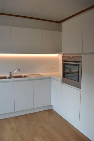 Deze gelijkvloerse woning geniet een rustige ligging omgeven van groen. Op een boogscheut van de belangrijkste invalswegen, Kennedy park en expo maar ook van het centrum van Bellegem.<br />Volledig nieuwe moderne keuken, ruime leefruimte met veel lichtinval en zicht op de tuin, drie ruime slaapkamers en badkamer met douche.<br /><br />Leuke woning voorzien van centrale verwarming op aardgas. Last but not least een lange oprit met parkeergelegenheid buiten voor een tweetal wagens én daarenboven voorzien van een garage.<br /><br />Huurprijs: 745 EUR/maand<br />Adres: Aubettestraat 11, 8510 Bellegem<br />Onze Referentie: DEV5234