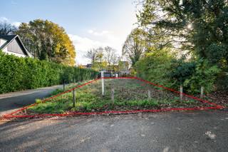 Bouwgrond van ca. 620m² gelegen in het centrum van SchildeBouwvoorschriften:- Bestemming: vrijstaande half-open of gesloten ééngezinswoning-...