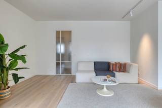 Indeling: - ruime inkomhal met apart gastentoilet - lichtrijke woonkamer met hoogwaardig afgewerkte open keuken (36 m²) - berging met aansluiting voor wasmachine/droogkast - slaapkamer 1 (12,5 m²) - slaapkamer 2 (9 m²) - slaapkamer 3 (8 m²) - badkamer met inloopdouche en dubbele wastafel (4,5 m²) - groot west-gericht terras (10,5 m²) - ruime kelderberging (11,5 m²) - gemeenschappelijke fietsenstalling Gerenoveerd in 2026: - natuurlijke eiken parket (geolied) die naadloos doorloopt in het ganse appartement en aansluit bij de tegelvloer van de badkamer - 2 stalen deuren- nieuwe ramen in het volledige appartement - Ixina keuken (10 jaar garantie op de kasten en 5 jaar op de toestellen) - achtergevel werd recent gerenoveerd - veiligheidsdeur - aparte voorziening voor wasmachine/droogkast - alle sanitaire en elektrische leidingen vernieuwd - volledige vernieuwingen van cv leidingen en radiatoren - inclusief high quality led verlichting - volledige renovatie werd uitgevoerd door een Belgische aannemer uit het Antwerpse- achterste slaapkamer (met vrije gevels) is geïsoleerdOndergrondse autostaanplaats verplicht bij aan te kopen voor 20.000 euro. Bent u geïnteresseerd in dit high end afgewerkt appartement te koop in Wilrijk? Aarzel dan niet om contact met ons op te nemen. Wenst u uw eigendom ook te koop of te huur te stellen? We helpen u graag verder. Steeds tot uw dienst om u verder te helpen met al uw vragen over vastgoed! Bestuursmaatregelen in het maatregelenregister: nee