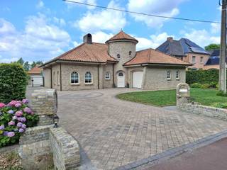 Prachtige Spaanse villa op 11a 06ca bestaande uit: fraaie 'toren'-inkomhal, grote leefruimte met open haard, ingerichte keuken, wasplaats, 2...