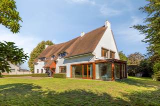 <p><strong>Villa classique d’exception avec caractère et jardin idyllique</strong></p><p>Située dans un environnement résidentiel verdoyant à proximité du centre, cette élégante villa classique offre une combinaison unique de caractère, d’espace et de tranquillité. La propriété s’étend sur un magnifique terrain d’environ <strong>22 ares</strong>, agrémenté d’un jardin mature et pittoresque offrant une belle intimité.</p><p>Avec environ <strong>335 m² habitables</strong>, la villa propose de généreux espaces de vie. L’imposant hall d’entrée mène au séjour en L, baigné de lumière grâce aux grandes baies vitrées et donnant accès à la charmante véranda. La cuisine bénéficie d’un accès direct au jardin et un bureau indépendant complète le rez-de-chaussée.</p><p>À l’étage se trouvent <strong>quatre chambres particulièrement spacieuses</strong> et <strong>deux salles de bains</strong>. La configuration généreuse rend également la propriété <strong>particulièrement adaptée à l’exercice d’une profession libérale</strong>. Une cave et un grenier offrent de nombreuses possibilités de rangement.</p><p>Un double garage et plusieurs emplacements de parking complètent ce bien.</p><p>Une résidence de caractère alliant <strong>grandeur, intimité, verdure et polyvalence</strong>, à proximité du centre.</p><p>📅 <strong>NE MANQUEZ PAS CE BIEN !</strong> Inscrivez-vous à notre <strong>journée de visite le vendredi 2 octobre</strong>.</p><p>✍️ Inscription via le bouton ci-dessous<br />ℹ️ tom.hendrickx@living-stone.be<br />📞 +32 487 89 66 32</p>