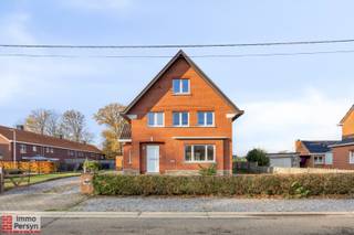 Ontdek deze open bebouwing aan de Brabantsebaan 49 in Scherpenheuvel-Zichem, gelegen op een gegeerde locatie dankzij de rustige ligging en de groene omgeving. Het ruime perceel van 1783 m² en de bewoonbare oppervlakte van circa 155 m² bieden een aangename woonervaring. De woning uit 1959 is grotendeels instapklaar en beschikt over een moderne leefruimte met keramisch parket. De keuken is praktisch ingedeeld en geeft toegang tot de een aansluitende lichtrijke orangerie.<br /><br />Verder omvat de woning drie slaapkamers, een badkamer, een apart toilet en een vrijstaande garage. Achteraan de woning is er ook nog een berging aanwezig en een technische (verwarmings)ruimte. Hoewel het pand een EPC-label E heeft en dus renovatieplichtig is, toont de EPC-simulatie aan dat een eenvoudige vervanging van de stookolieketel door een gasketel volstaat om het label naar D te verbeteren.<br /><br />Met haar sterke basis, uitzonderlijk perceel en bijzonder rustige, groene ligging is deze woning een unieke kans voor wie op zoek is naar een comfortabele en goed gelegen woonst met toekomstpotentieel.<br /><br /><u><strong>INDELING</strong></u><br /><strong>Kelder:</strong> Kelderruimte<br /><strong>Gelijkvloers:</strong> inkomhal,  woonkamer, eetkamer, keuken, veranda, apart toilet, berging, technische ruimte<br /><strong>Eerste verdieping:</strong>  3 slaapkamers, badkamer, nachthal<br /><br />Contacteer ons vandaag nog voor een afspraak. Mail naar sander@immopersyn.be of bel 013 444 008.