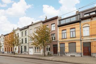 Opbrengsteigendom met 3 appartementen en kelderverdieping   Gelegen in het bruisende hart van Antwerpen-Noord, vlak bij het Park Spoor Noord en...