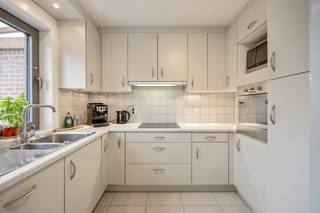 In het gegeerde Heverlee, pal tegenover het groene Ruelenspark en net buiten het centrum van Leuven, bevindt zich deze uitstekend onderhouden en energiezuinige woning met zuidgerichte tuin en garage.<br />De ligging is absoluut een troef: rustig én toch centraal, met openbaar vervoer, scholen, winkels, sportfaciliteiten en de wekelijkse markt op wandel- en fietsafstand.<br />De woning verwelkomt u via de inkomhal met gastentoilet. Op het gelijkvloers vindt u een ruime garage met wasplaats en directe toegang tot de tuin. De lichtrijke leefruimte met gezellige zit- en eetplaats sluit aan op het terras en vormt het hart van de woning. Aansluitend bevindt zich de keuken.<br />Op de verdiepingen beschikt de woning over vier volwaardige slaapkamers en een badkamer, ideaal voor gezinnen of wie extra ruimte wenst voor bureau of hobby.<br />Vooraan is er een oprit met plaats voor twee wagens. Achteraan geniet u van een onderhoudsvriendelijke, zuidgerichte tuin met ruim terras, tuinberging en groen gazon — perfect om in alle rust te ontspannen.<br />Extra troeven:<br />EPC: 150 kWh/m² (B-label) <br />Asbestveilig<br />Energiezuinig en instapklaar. Vanafprijs : biedingen <u>vanaf deze prijs</u> worden in aanmerking genomen.<br /><br />Interesse? Boek eenvoudig uw bezoek online via “bezoekmoment kiezen” rechtsonder mijn foto.<br />Bijkomende documenten (EPC, bodemattest, asbestattest, …) zijn beschikbaar via downloads.