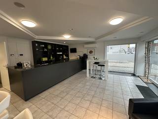 Op een zeer gunstige locatie langs de Diestersteenweg 116 te Kermt, vlakbij Hasselt, bieden wij deze zeer propere en lichtrijke kantoor-...