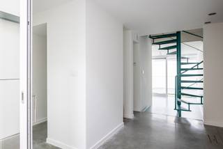 In het centrum van de stad, op wandelafstand van station, winkels en horeca, bevindt zich deze uitzonderlijke architectenwoning met loftallure. Achter de authentiek bewaarde gevel schuilt een verrassend en hedendaags woonconcept met veel licht, ruimte en karakter.<br /><br />Het gelijkvloers verwelkomt je met een inkomhal, bergruimte en ruimte voor een keuken naar eigen smaak. Aansluitend bevindt zich de eetruimte met grote raampartijen en directe toegang tot de achterliggende stadstuin, een rustige, private plek midden in de stad.<br /><br />De opvallende draaitrap vormt een echte blikvanger en verbindt de verschillende verdiepingen.<br /><br />Op de eerste verdieping bevindt zich de leefruimte, een slaapkamer en een apart toilet.<br /><br />De tweede verdieping beschikt over een stijlvolle moderne badkamer met ligbad, douche, lavabo’s en apart toilet, en een tweede (slaap)kamer.<br /><br />Op de bovenste verdieping bevindt zich nog een derde (slaap)kamer met toegang tot het dakterras, vanwaar je geniet van een prachtig uitzicht over de stad en haar historische gebouwen.<br /><br />Daarnaast is deze woning volledig toekomstgericht en energiezuinig, met EPC A, zonnepanelen, warmtepomp en vloerverwarming, wat garant staat voor comfortabel en duurzaam wonen.<br /><br />Een architecturaal pareltje met tuin én dakterras op een absolute topligging, ideaal voor eigen bewoning of als investering. Contacteer ons voor meer info of een bezoek ter plaatse.