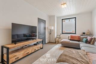 Voor meer info en foto’s, surf naar www.swevers.be – Deze halfopen bebouwing in de Wijngaardstraat 38 in Lanaken biedt een mooie combinatie van ruimte, comfort en mogelijkheden. De woning, gebouwd in 1930, is goed onderhouden en instapklaar, met een bewoonbare oppervlakte van 145 m². Binnenin valt meteen de praktische indeling op. De leefruimte van 45 m² strekt zich uit over de volledige lengte van de woning en biedt plaats voor een gezellige zithoek en eethoek. Aansluitend bevindt zich de functioneel ingerichte keuken van 12 m². Op het gelijkvloers zijn ook een badkamer en aparte wasplaats aanwezig.<br />Op de eerste verdieping bevinden zich twee ruime slaapkamers, waarvan één met extra mogelijkheden zoals een dressing of werkhoek. De tweede verdieping omvat een zolderruimte bereikbaar via een vaste trap, ideaal om in te richten als extra slaapkamer, bureau of hobbyruimte. Daarnaast is er een kelder van 13 m², handig voor stockage.<br />Het perceel van 300 m² is oostgericht, waardoor de tuin geniet van aangename ochtendzon. De ligging is een extra troef: winkels, horeca en ontspanning op 500 meter, openbaar vervoer op 150 meter en een vlotte verbinding naar snelwegen op 7 km. Extra troef: de woning is momenteel verhuurd, wat dit pand ook bijzonder interessant maakt als investering met onmiddellijke huuropbrengst. Een ideale woning voor wie comfortabel wil wonen met uitbreidingspotentieel. Voor meer informatie, bel 011 255 155. Bron bewoonbare oppervlakte: EPC – verslag.