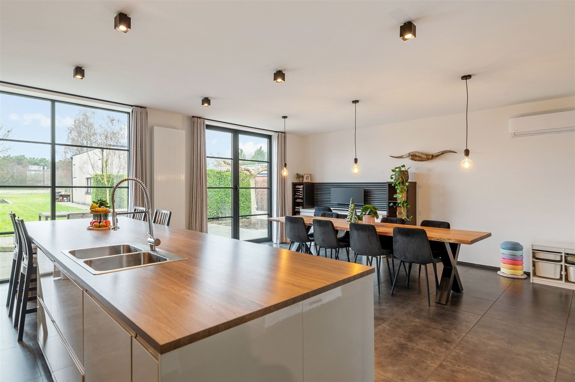 PRACHTIG GERENOVEERDE WONING MET RUIME GARAGE OP IDEALE LIGGING! - foto 3