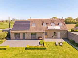 <p>Ontdek deze prachtige alleenstaande woning die ruimte comfort en licht perfect combineert. Met maar liefst 4 volwaardige slaapkamers is dit de ideale thuisbasis voor gezinnen of wie graag extra ruimte wilt.</p>
<p><strong>Indeling:</strong></p>
<p><u>Gelijksvloers:</u> inkomhal, ruime leefruimte met open keuken, ruime berging met inbouw kasten, toilet, badkamer, garage, was berging, carport, tuinhuis &amp; overdekt terras</p>
<p><u>1ste verdiep:</u> 1 slaapkamer met aansluitende dressing, apart toilet, 3 ruime slaapkamers, ruime gang met voldoende inmaakkasten.</p>
<p><strong>Troeven</strong></p>
<ul><li>alleenstaande woning</li><li>zeer ruime tuin</li><li>carport voor 2 auto's + ruime garage</li><li>zonnepanelen</li><li>goeie verbinding</li><li>Volledig gerenoveerd in 2009-2010</li><li>electriciteit 100 % conform </li><li>vooraan mooi verzicht over de velden - achteraan volledig groen</li></ul>