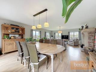 Deze mooie villa is gelegen op de Rodenburg te Marke en biedt alles wat u zoekt voor comfortabel wonen. De inkomhal leidt enerzijds naar de lichte...