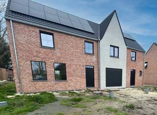 Hectaar bouwt drie landelijke en energiezuinige nieuwbouwwoningen, centraal gelegen met uniek landelijk zicht in Waarschoot (Lievegem). Hier geniet u van de rust en charme van een landelijke omgeving, terwijl u toch vlot toegang hebt tot openbaar vervoer, scholen en winkels.<br /><br /><strong>Indeling van de woning: </strong><br />Gelijkvloers: inkomhal met gastentoilet, lichtrijke leefruimte met open keuken, inpandige garage of ruime berging. <br />Eerste verdiep: nachthal met apart toilet, 3 ruime slaapkamers, badkamer met ligbad, inloopdouche en dubbele wastafel. <br />Zolder: toegankelijk met uitklapbare trap, grote bergruimte. <br /><br /><strong>Extra troeven: </strong>
<ul>
	<li>Unieke locatie</li>
	<li>Lucht-water warmtepomp</li>
	<li>Inpandige garage met elektrische garagepoort </li>
	<li>Zonnige tuin met landelijk zicht</li>
</ul>
Interesse in deze prachtige woningen te Waarschoot? Aarzel zeker niet om contact op te nemen! 