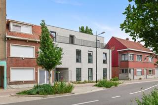 <p><span>NIEUWBOUW STUDENTENKAMERS VANAF 400 EURO IN GEEL </span></p><p><span> </span></p><p><span>Deze kleinschalige &amp; gloednieuwe studentenresidentie genaamd PAS is gelegen in Geel. De locatie is perfect om optimaal te genieten van het studentenleven. Wij bevinden ons op een kleine tien minuten fietsen van de Thomas More Hogeschool en de Universiteit KU LEUVEN Campus Geel. Daarnaast kunnen de studenten zich vlot verplaatsen naar verschillende supermarkten, drank- en eetgelegenheden, het stedelijk zwembad of de lokale fitness. Nog een troef aan de locatie is de goede bereikbaarheid voor de wekelijkse verplaatsing naar het thuisfront. Zo bevinden wij ons enerzijds op een vijftal minuutjes van het station van Geel en anderzijds op een boogscheut van de autosnelweg en verschillende verbindingswegen. </span></p><p><span> </span></p><p><span>Toegekomen aan residentie PAS ontdekken wij een knappe, moderne residentie verspreid over de gelijkvloerse, eerste en tweede verdieping. De residentie bestaat uit 19 kamers. Op de gelijkvloerse verdieping is er een volledig uitgeruste keuken, een zithoek + een gemeenschappelijke buitenruimte. </span></p><p><span> </span></p><p><span>Basic kot</span></p><p><span>- Huurprijs 400,00 euro </span></p><p><span>- De algemene onkosten bedragen 50,00 euro/maand incl. verwarming, water, elektriciteit &amp; internet</span></p><p><span>- Kamer met een oppervlakte van circa 12m² à 14m² + terras </span></p><p><span>- Gemeenschappelijk sanitair</span></p><p><span> </span></p><p><span>TROEVEN </span></p><p><span>- Nieuwbouw</span></p><p><span>- Kleinschalige &amp; energiezuinige residentie</span></p><p><span>- Aanwezigheid van een fietsenparking (incl. bovenvermelde huurprijs)</span></p><p><span>- Mogelijkheid tot het huren van een autostaanplaats aan 75,00 euro/maand</span></p><p><span> </span></p><p><span>Studierichting gekozen maar nog geen kot gevonden? Neem dan snel contact op met Pillar te bereiken op het nummer 033 695 695 of via info@pillar.estate. </span></p><p><span> </span></p><p><span>Deze gegevens zijn louter ter informatieve titel. De vermelde oppervlaktes zijn slechts een indicatie. Pillar kan niet verantwoordelijk gesteld worden voor de juistheid van de aan haar verstrekte gegevens. </span></p><p><span> </span></p><p><span> </span></p>