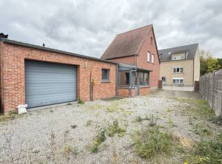 Centraal in Rillaar, op wandelafstand van winkels, scholen en openbaar vervoer, vind je deze charmante open bebouwing op een mooi perceel van 7a 70ca. De woning werd grondig gerenoveerd in 2008/2009 en combineert een praktische indeling met veel potentieel. <br /><br />Op het gelijkvloers ontdek je een ruime leefruimte met aansluitend de keuken, perfect voor gezellige momenten met familie of vrienden. Naast de keuken bevindt zich een berging met doorgang naar de inpandige garage, ideaal voor extra opbergruimte of een vlotte toegang tot de wagen. De veranda naast de keuken biedt een leuke overgang tussen binnen en buiten en geeft toegang tot de tuin. Verder vind je op het gelijkvloers ook de badkamer terug. <br /><br />Op de eerste verdieping zijn er twee ruime slaapkamers, beide voorzien van ingemaakte kasten die zorgen voor extra bergruimte. De bergzolder, bereikbaar via een zolderluik, biedt nog bijkomende opslagmogelijkheden of kan eventueel verder ingericht worden.<br /><br />De woning is uitgerust met centrale verwarming op aardgas en houten ramen met hoogrendement beglazing, wat bijdraagt aan een aangenaam en energiezuinig wooncomfort. De vloer op het gelijkvloers dient nog gelegd te worden, wat je de kans geeft om de afwerking volledig naar eigen smaak en stijl te realiseren, de perfecte gelegenheid om er echt jouw thuis van te maken.<br /><br />Buiten geniet je van een ruime tuin en een aansluitend bijgebouw van ongeveer 50 m². Dit bijgebouw vraagt nog de nodige renovatiewerken, maar biedt enorm veel potentieel om omgevormd te worden tot een hobbyruimte, atelier of werkplaats. Achteraan het perceel ligt een mooi, groen stuk tuin waar je heerlijk kan ontspannen en genieten van het buitenleven.<br /><br />Dankzij de centrale ligging en de vlotte verbinding naar de E314 richting Leuven en Diest, is deze woning ideaal voor wie centraal wil wonen met alle voorzieningen binnen handbereik.<br /><br />Kom snel deze woning samen met ons ontdekken en laat u aangenaam verrassen. Contacteer Dupont Vastgoed voor een bezoek ter plaatse op 0471 91 88 46.