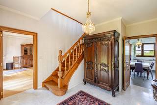 <p><span>Afspraak bezoekdag ENKEL TELEFONISCH via JARI WANTE 0470/21.14.82.</span></p><p><span>Ontdek deze bijzondere villa, gelegen in het gegeerde Blakmeers op een perceel van 1.650 m² en met een bewoonbare oppervlakte van 218 m². De woning geniet van een uitstekende ligging met alle voorzieningen, zoals winkels, scholen en openbaar vervoer, in de directe omgeving. Bovendien is het pand vlot bereikbaar dankzij diverse invalswegen en de nabijheid van de op- en afritten van de E40, N208, N9 en N207.</span></p><p><span> </span></p><p><span>Indeling: Inkomhal met gastentoilet en toegang tot de bureauruimte. Verder bevindt zich hier een ruime leefruimte met een prachtige open haard, aansluitend op een keuken die voorzien is van alle toestellen. Zowel de leefruimte als de keuken bieden toegang tot het zuidwestgericht terras met een schitterend open zicht. Daarnaast beschikt het gelijkvloers over een eerste slaapkamer en een badkamer met zowel een ligbad als een douche. Op de eerste verdieping bevinden zich nog twee bijzonder ruime slaapkamers.</span></p><p><span> </span></p><p><span>Tot slot is de woning volledig onderkelderd (151 m²) en vlot toegankelijk voor wagens via een dubbele garagepoort. Dit biedt een overvloed aan opslagruimte of de mogelijkheid om uw droom-mancave in te richten.</span></p><p><span> </span></p><p><span>Een absolute troef is de prachtige tuin, de ideale plek om volledig tot rust te komen.<br /><br />EPC: 330 kWh/m²jaar – Label D</span></p><p><span>Asbestveilig</span></p><p><span>Dubbel glas in hout</span></p><p><span>Keuring elektriciteit conform<br />Cv op stookolie</span></p><p><span>P-score: A / G-score: A</span></p><p><span><br />Deze woning is een ABSOLUTE TOPPER voor gezinnen, ondernemers of investeerders.</span></p><p><span> </span></p><p><span>VOOR DE ZEER SNELLE BESLISSERS!</span></p><p><span> </span></p><p><span>Alle documenten zijn te vinden op de website www.immo-zone.be</span></p><p><span> </span></p>