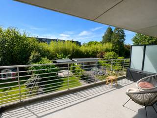 <div><strong>Cosy en lichtrijk appartement met 2 slaapkamers en zonnig zuid-georiënteerd terras van ca. 20m², gelegen op een privatief domein in Buizegem (Edegem). Dit appartement bevindt zich in een groene en rustige omgeving, terwijl diverse winkels zoals Torfs, JBC en andere voorzieningen zich op wandelafstand bevinden. Bovendien geniet u van een vlotte verbinding tussen Antwerpen en Brussel.</strong><br /><br /><span>INDELING:<br /></span>
<p>Via de inkomhal betreedt u het appartement. Aansluitend bevindt zich de lichtrijke en ruime leefruimte van ca. 5,20 m x 5,70 m met open keuken. Vanuit de leefruimte heeft u directe toegang tot het gezellige en zonnige terras van ca. 20 m².</p>
<p>De moderne keuken is uitgerust met een kookeiland met spoelbak, een ingebouwde koelkast met vriesvak, combi-oven, kookplaat en dampkap. Verder is er een praktische berging van ca. 2,40 m x 0,90 m, voorzien van aansluiting voor een wasmachine.</p>
<p>De badkamer van ca. 2,15 m x 2,70 m is ingericht met een ruime inloopdouche en een dubbele lavabo in een stijlvol kastenmeubel met spiegel.</p>
<p>Het appartement beschikt over twee slaapkamers (ca. 3,45 m x 2,85 m en ca. 3,45 m x 1,50 m), waarbij de tweede, compactere kamer ideaal kan dienen als dressing of bureau.</p>
</div>
<div>
<div></div>
<div><span>BIJZONDERHEDEN:</span><br />* Gezellige en energiezuinige recent gebouwd appartement<br />* Zonnig en ruim terras <br /><span>* Voorziening van videofoon en thermostaat;</span><br />* Individuele nutsvoorzieningen;<br />* Maandelijkse kosten: €125,00 voor minuterie, onderhoud lift/gemeenschappelijke delen en voortuin;<br />* De gordijnen blijven hangen, de kast in de slaapkamer blijft staan en de vestiairekast eveneens !<br /><br /></div>
</div>