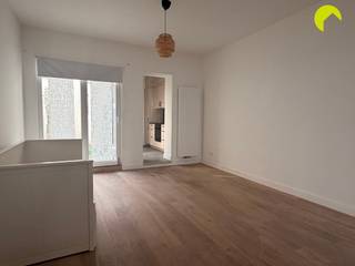 Gunstig gelegen gelijkvloers appartement met ruime koer!Nabij het openbaar vervoer, winkels, scholen, .....Indeling:We betreden het appartement en...