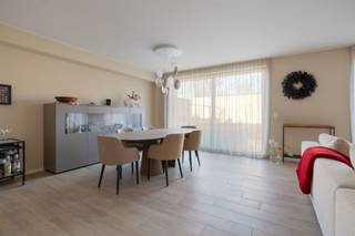 <p>Ontdek dit hoogwaardig afgewerkt nieuwbouwappartement in residentie Klaverhof, rustig gelegen nabij het centrum van Vosselaar en met vlotte verbindingen naar omliggende gemeenten.</p><p>Het appartement heeft een bewoonbare oppervlakte van 128,23 m² en beschikt over een ruim terras van 24,75 m² en een privatieve tuin van ca. 65 m².</p><p>Bij het betreden van het appartement komt u in een ruime inkomhal met apart toilet. Van hieruit bereikt u de lichtrijke leefruimte, waar grote raampartijen zorgen voor een aangenaam zicht op de tuin en het terras. De open keuken sluit naadloos aan op de leefruimte en is volledig uitgerust met kwalitatieve toestellen, waaronder een inductiekookplaat, dampkap, vaatwasser, ingebouwde koelkast, combi-oven en lavabo. Verder beschikt de keuken over een aparte berging met aansluiting voor was- en droogmachine. Het appartement beschikt over twee slaapkamers en een stijlvolle badkamer voorzien van inloopdouche, ligbad en wasmeubel.</p><p>Mogelijkheid tot aankoop aan 6% btw-regeling (onder voorwaarden).</p><p>Extra:<br />- Energiezuinige nieuwbouw (E-peil < 40)<br />- Ventilatiesysteem D<br />- Vloerverwarming<br />- Aankoop van autostaanplaats en kelderberging verplicht!<br />- Prijs exclusief notariskosten en BTW! <br />- Perceelscore A, gebouwscore A, woongebied, bijzondere informatie in aanvraag. <br />-Niet opgenomen in maatregelenregister</p><p>Dit appartement is momenteel verhuurd, wat het bijzonder interessant maakt voor investeerders.</p><p>Voor meer info ga naar www.coenenvastgoed.be of bel 03/375.82.92</p>