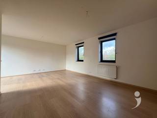 Appartement en duplex à louer dans le centre de Veltem-BeisemCet appartement duplex spacieux bénéficie d'un emplacement idéal au centre de Veltem-Beisem, à quelques pas de la gare et d'un supermarché. Grâce à son agencement pratique et à ses agréables espaces extérieurs, cet appartement offre tout le confort nécessaire à ceux qui recherchent un logement spacieux et chaleureux.Au rez-de-chaussée se trouve le vaste espace de vie avec cuisine ouverte, équipée d’un lave-vaisselle, d’un four et d’un réfrigérateur. Adjacente à l’espace de vie, une terrasse offre une vue sur la charmante petite cour intérieure. De plus, cet étage dispose d’un débarras pouvant accueillir une machine à laver et un sèche-linge.À l'étage supérieur se trouvent deux chambres spacieuses, dont l'une donne accès à une grande terrasse. On y trouve également une salle de bains confortable avec douche et deux lavabos.La combinaison des espaces de vie spacieux, des terrasses et de l'emplacement central fait de ce duplex un lieu de vie agréable, avec des commerces et les transports en commun à portée de main.Les charges mensuelles s’élèvent à un forfait de 30 €.Intéressé(e) ? Demandez dès aujourd’hui une visite via notre site web.