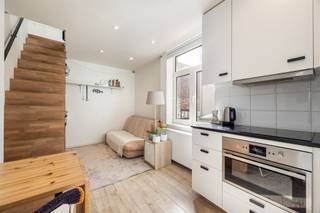 <p><span> </span></p><p><span>Looking for an interesting investment or a smart, move-in ready place to live in a prime location? This cozy duplex apartment combines light, functionality and a surprisingly spacious feel, located on the border of 2018 Antwerp and Oud-Berchem, close to the train station and hotspots such as PAKT and the Dageraadplaats.</span></p><p><span> </span></p><p><span>Smart living with an open feeling</span></p><p><span>You enter into the open kitchen that flows seamlessly into the sitting area, both finished with a well-kept laminate floor. The large double window provides pleasant natural light while making the most of the compact layout. The kitchen is sleek and practical with oven, hob, cooker hood and double sink, and connects perfectly to the living space — ideal for cozy evenings at home. Thanks to the open staircase and thoughtful layout, the whole remains airy and spacious feeling, perfect for those who love practical, compact and comfortable living without unnecessary space</span></p><p><span> </span></p><p><span>Separate bedroom or workspace</span></p><p><span>Via the stairs you reach the upper floor, finished in the same laminate as downstairs, where there is a separate room that can perfectly serve as a bedroom or office space. Next is the bathroom, surprisingly spacious and equipped with a shower, sink with cabinets and connections for washing machine and dryer, as well as a separate toilet discreetly hidden behind a corner. In short, everything you need, neatly bundled over two compact floors.</span></p><p><span> </span></p><p><span>Living on the border of Oud-Berchem and Antwerp</span></p><p><span>Living in Oud-Berchem means enjoying a lively but pleasant neighborhood. You have everything within easy reach here: stores in the Statiestraat, cozy restaurants in the PAKT, schools, public transportation and velo stations. Moreover, thanks to the proximity of the Singel and the Ring, you can quickly get in and out of the city. An ideal base for those who want to live centrally and comfortably.</span></p><p><span> </span></p><p><span>Advantages</span></p><p><span>Ready to move in; asbestos-proof; separate utility supply (gas; electricity); main roof insulated; condensation boiler; EPC C; double glazing</span></p><p><span> </span></p>