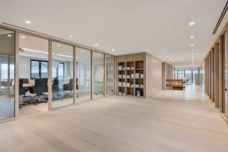 Uniek gelegen bedrijfsgebouw van 2.537m² bestaande uit 1.449 m² kantoren met 1.088 m² magazijnruimte op een industrieel terrein van  5.641 m² te...