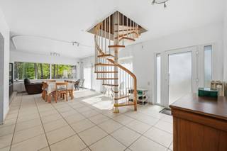 Deze te renoveren woning bevindt zich in een rustige straat op de grens van Keerbergen en Rijmenam. Ze is gelegen op een mooi perceel van 1.833 m² in woonparkgebied en biedt tal van mogelijkheden.<br /><br />Bij het betreden van de woning komt men in een lichtrijke, open leefruimte met een panoramisch zicht op de tuin. In 2021 werden alle ramen vernieuwd. Aansluitend bevindt zich de keuken, die voorzien is van de nodige aansluitingen.<br /><br />Op het gelijkvloers zijn er drie slaapkamers, een aparte badkamer, een wasruimte en een berging. Daarnaast beschikt de woning over een ruime dubbele garage.<br /><br />Op de eerste verdieping bevindt zich een open ruimte met diverse invullingsmogelijkheden. Verder is er nog een bergruimte en een extra slaapkamer aanwezig.<br /><br />Bekijk ook zeker onze website voor de grondplannen.<br />Meer info via Jean.Heylen@imovastgoed.be of via 015/34.34.54.<br />U kan Imo Vastgoed steeds vrijblijvend contacteren voor een gratis waardebepaling van uw woning.