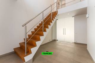 KWALITATIEVE INSTAPKLARE WONING MET APARTE PRAKTIJKRUIMTE OF KANTOOR.Stap binnen in een woning waar rust, ruimte en verfijning samenkomen. Deze...