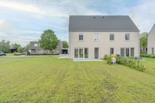 <strong>Eigentijdse en energiezuinige woning (A+ label) op gunstige locatie in Ravels<br /></strong><br /><strong>Gunstig gelegen</strong> in een<strong> kindvriendelijke en rustige verkaveling</strong> nabij het centrum<br />Met voldoende aandacht voor openbaar groen en een speelpleintje maar ook vlakbij winkels, scholen en openbaar vervoer.<br /><br />Op een mooi perceel van<strong> 606 m²</strong> met<strong> oprit voor 2 wagens.</strong><br /><br />Deze<strong> aangename en lichte woning</strong> bestaat uit een inkomhal met gastentoilet en toegang naar de lichtrijke en ruime woonkamer door de verschillende raampartijen langs drie zijden.<br />Achteraan met zicht op de tuin vinden we de open keuken. Deze is volledig ingericht met een inductie kookplaat, dampkap, koelkast, vaatwasser en combi-oven en ruim werkblad. Aansluitend aan de keuken vinden we de handige berging/wasplaats.<br /><br />Op de<strong> eerste verdieping </strong>treffen we drie slaapkamers en de badkamer, deze werd voorzien van een bad én douche en dubbele wastafel alsook een tweede toilet en extra sierradiator. Er werd eveneens een vaste trap naar de grote zolder voorzien die makkelijk kan ingericht worden als extra slaapkamer/hobbykamer/werkruimte. De grote tuin is voorzien van een terras en ingezaaid. Deze grenst aan een blijvende groenzone en een speelzone. <br /><br />De woningen doen beter dan de strenge hedendaagse normen door het behalen van een <span><strong>E peil -18</strong></span> <br />Dit <strong>uiterst energiezuinige peil</strong> kan men behalen door gebruik te maken van <strong>doorgedreven isolatie, vloerverwarming, ventilatiesysteem, 15 zonnepanelen per woning, lucht-water warmtepompen enz.</strong><br /><br />De <strong>aansluitingskosten </strong>van elektriciteit, water, riolering en derg. <strong>zijn inbegrepen in de prijs.<br /><br /></strong>Voor meer info of een afspraak op kantoor kan u ons contacteren via info@dilegno.immo of 014/ 70 73 23.