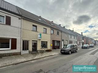 Deze woning is gunstig gelegen nabij het centrum van Herzele, in de buurt van winkels, scholen en openbaar vervoer.Bij het binnenkomen bevindt zich...