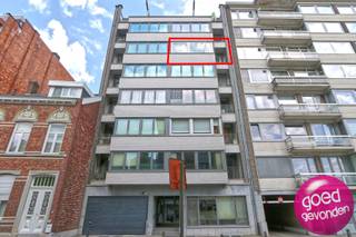 RUIM APPARTEMENT met 2 grote slaapkamers en 2 terras-balkons, voorzien van een ondergrondse parkeerplaats en kelderberging, gelegen in centrum...