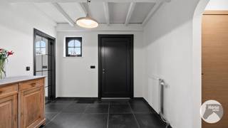 EERSTE BEZOEKDAG ZONDAG 11/10 VAN 9U TOT 12U (ENKEL OP AFSPRAAK!!)<br />GALMAARDEN - Rustig gelegen woning met stallen op 55a<br /><br />Op een bijzonder mooie en rustige locatie in het landelijke Galmaarden, in het gehucht Sint-Paulus, vinden we deze charmante woning op een ruim perceel van maar liefst 54a74ca. De woning geniet van een prachtig, groen uitzicht en vormt dankzij de aanwezige weide en het mooie stalgebouw met 4 paardenboxen (mogelijkheid voor 5) een ideale plek voor wie wonen en het buitenleven graag combineert.<br /><br />De woning werd in 2020 gerenoveerd en beschikt over een EPC-label C. <br />Op het gelijkvloers komen we binnen via een inkomhal met gastentoilet. De aangename leefruimte baadt in het licht en geniet van een mooi zicht op de tuin. Aansluitend bevindt zich een gezellig overdekt terras, waardoor binnen- en buitenleven hier mooi in elkaar overvloeien. De ruime keuken vormt een aangename plek om te koken en sluit naadloos aan op een handige berging, die extra praktische ruimte biedt. Verder bevinden zich op deze verdieping nog een badkamer, een slaapkamer en een bureau, dat eventueel ook als extra slaapkamer kan worden ingericht. Een ruime garage met plaats voor twee wagens zorgt bovendien voor extra comfort en bergruimte.<br /><br />Ook de verdieping biedt heel wat mogelijkheden. Hier bevinden zich een bureau en een slaapkamer, maar daarnaast is er nog een volwaardig woongedeelte. Dit omvat een slaapkamer, een aangename leefruimte en een badkamer. De leefruimte kan, afhankelijk van de noden, eveneens dienstdoen als extra slaapkamer, speelkamer, hobbyruimte of ontspanningsruimte. Hierdoor biedt de woning tal van mogelijkheden voor een groter gezin, inwonende familie, een zelfstandige tiener of wie graag over een afzonderlijke ruimte beschikt.<br /><br />Buiten is het volop genieten van de rust en het uitzicht. De aanpalende weide en het verzorgde stalgebouw maken deze eigendom bijzonder aantrekkelijk voor paardenliefhebbers en liefhebbers van het landelijke leven. De combinatie van een ruime woning, een royaal perceel, eigen paardenfaciliteiten en een prachtige groene omgeving maakt dit tot een eigendom met een zeldzame uitstraling.<br /><br />Een heerlijke plek voor wie ruimte, rust, natuur en paarden wil combineren, en toch comfortabel wil wonen in een prachtige landelijke woning.<br /><br />De vermelde prijs is een richtprijs. Na ontvangst van de biedingen zal de verkoper beslissen of hij/zij de eigendom verkoopt aan het beste bod. De richtprijs is aldus niet bindend voor de verkoper.