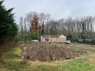 Totaal vernieuwd buitenverblijf met 1 slpk. gelegen op het einde van een doodlopende straat waar absolute stilte en het ritme van de...